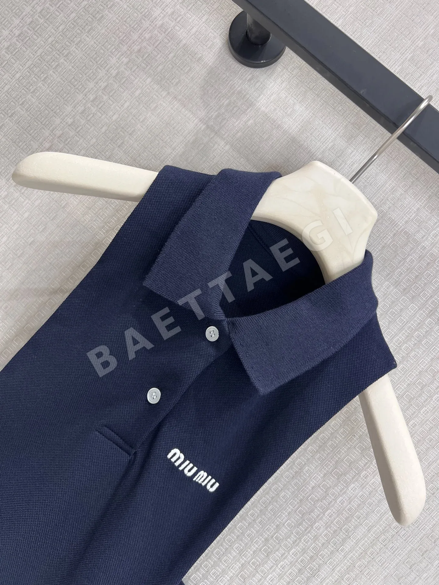 미우미우 네이비 블루 크롭 반팔 폴로셔츠 상세 이미지 3