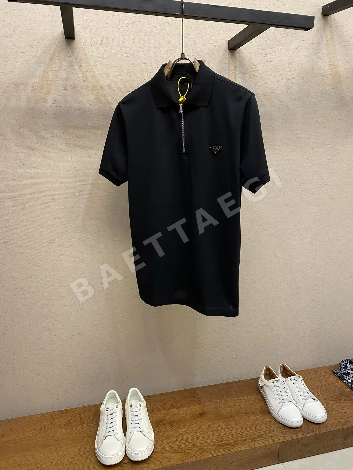 프라다 삼각로고 코튼 집업 반팔 폴로셔츠 23535