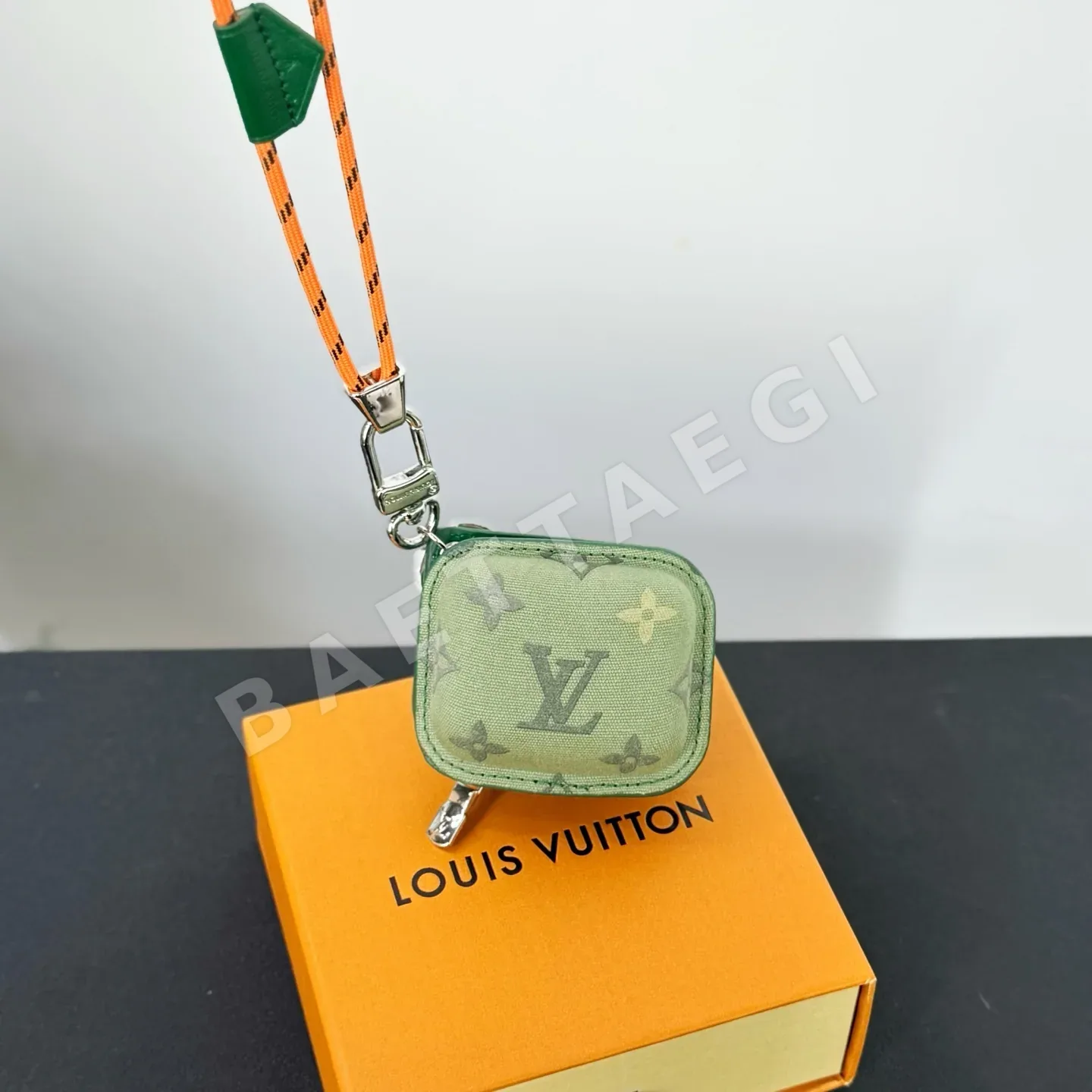 루이비통 LV TUNE 모노그램 가죽 키링 상세 이미지 4