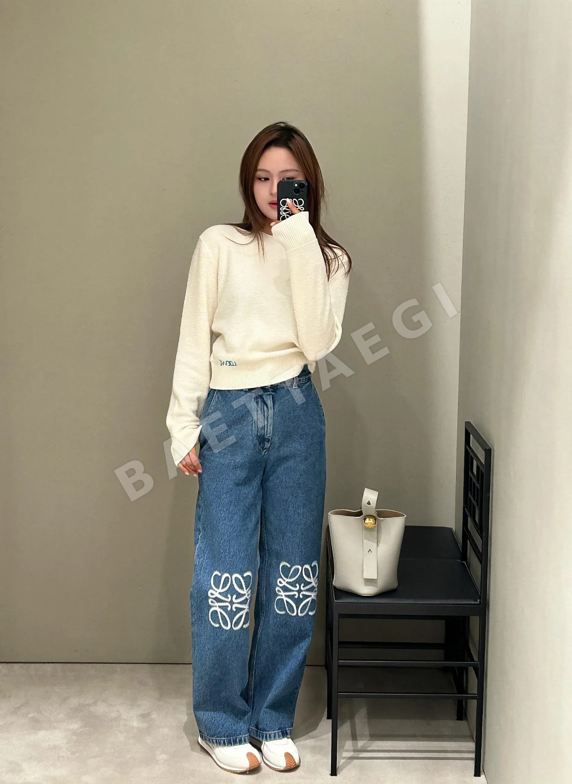 로에베 레이저 커팅 디테일 워시드 데님 여성 바지 96882