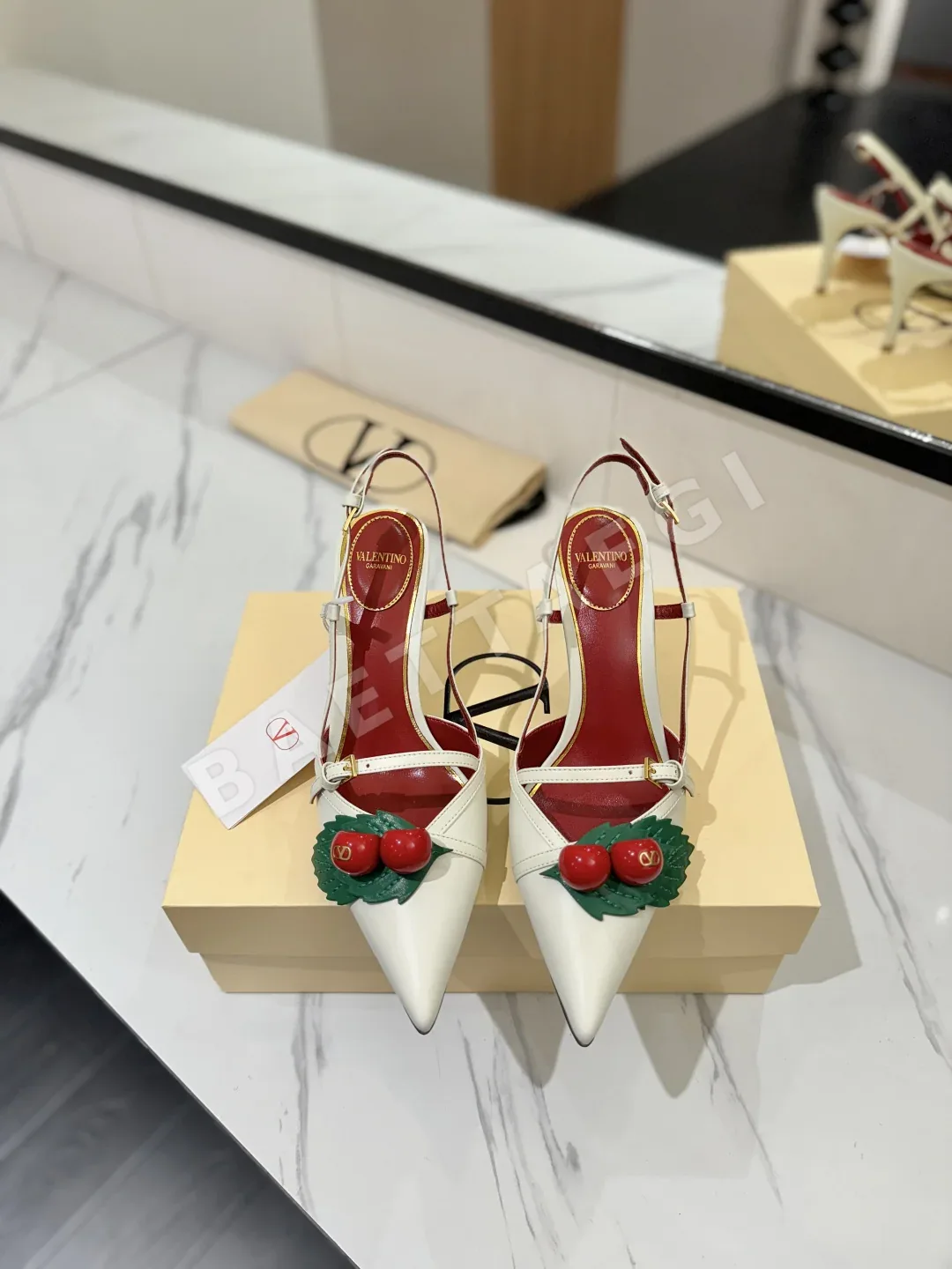 발렌티노 V 버클 벚꽃 샌들 상세 이미지 3