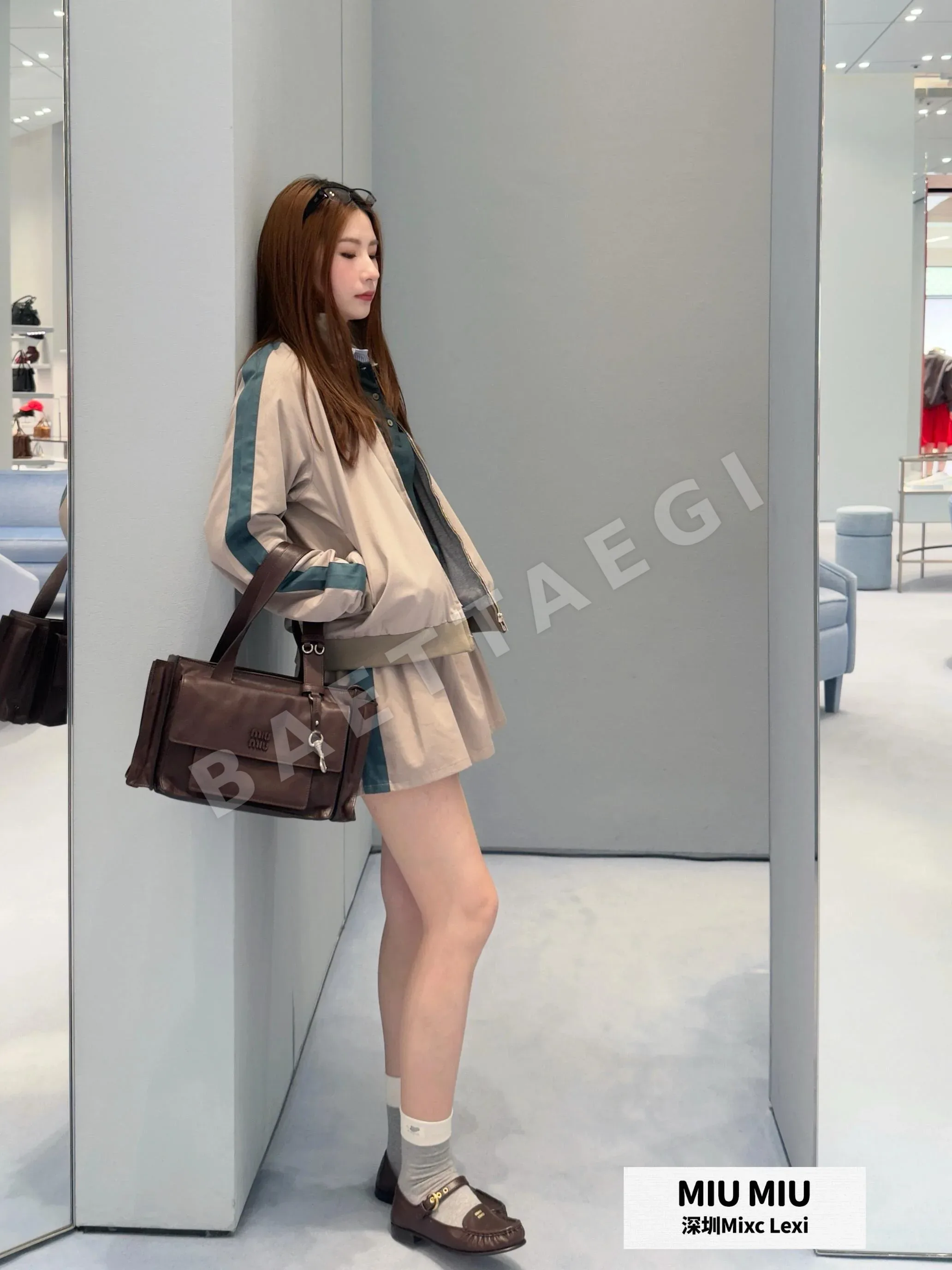 미우미우 카키 로고 집업 재킷 미디 스커트 세트 상세 이미지 9