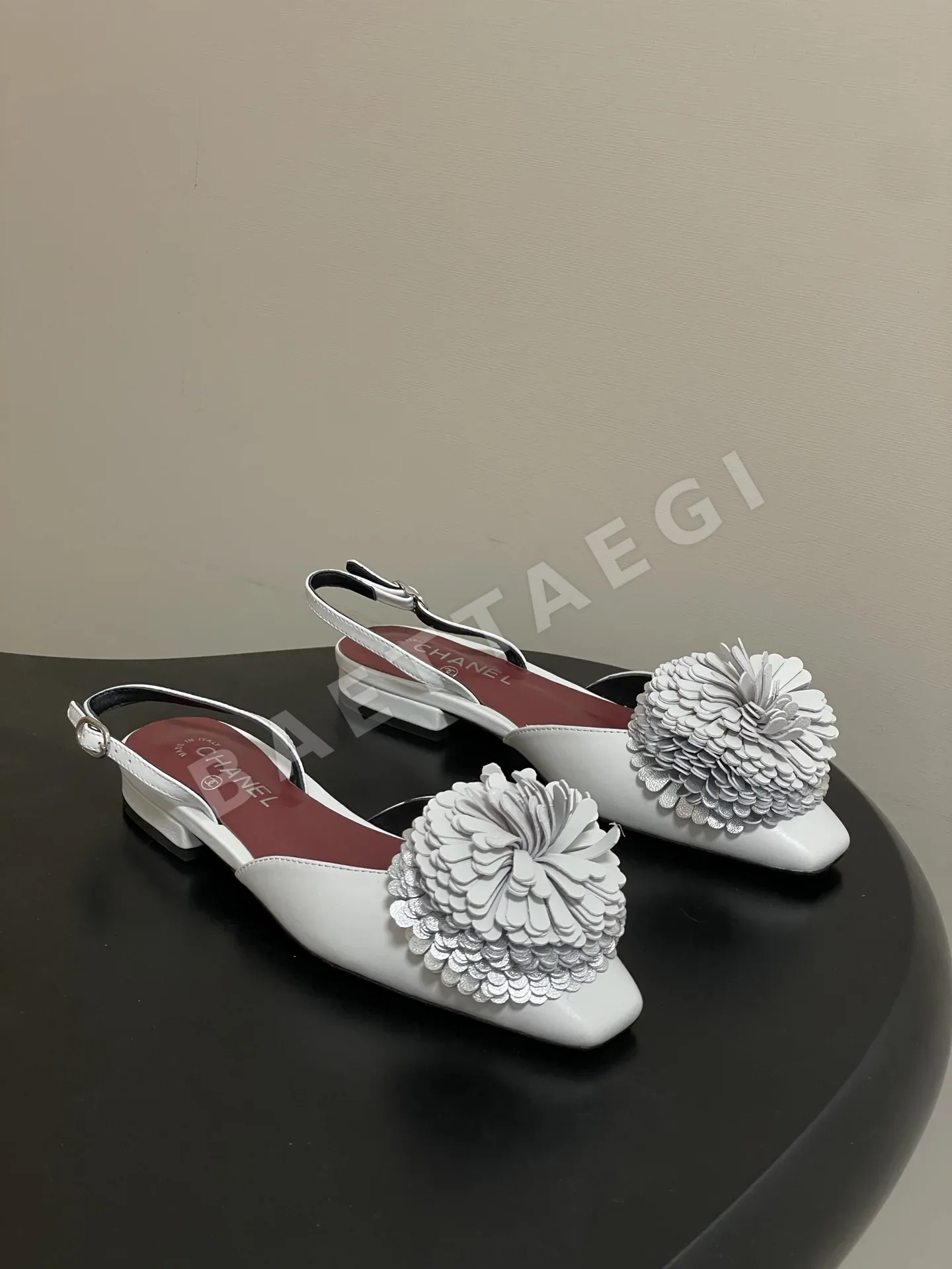 샤넬 카멜리아 장식 백스트랩 플랫 샌들 104970