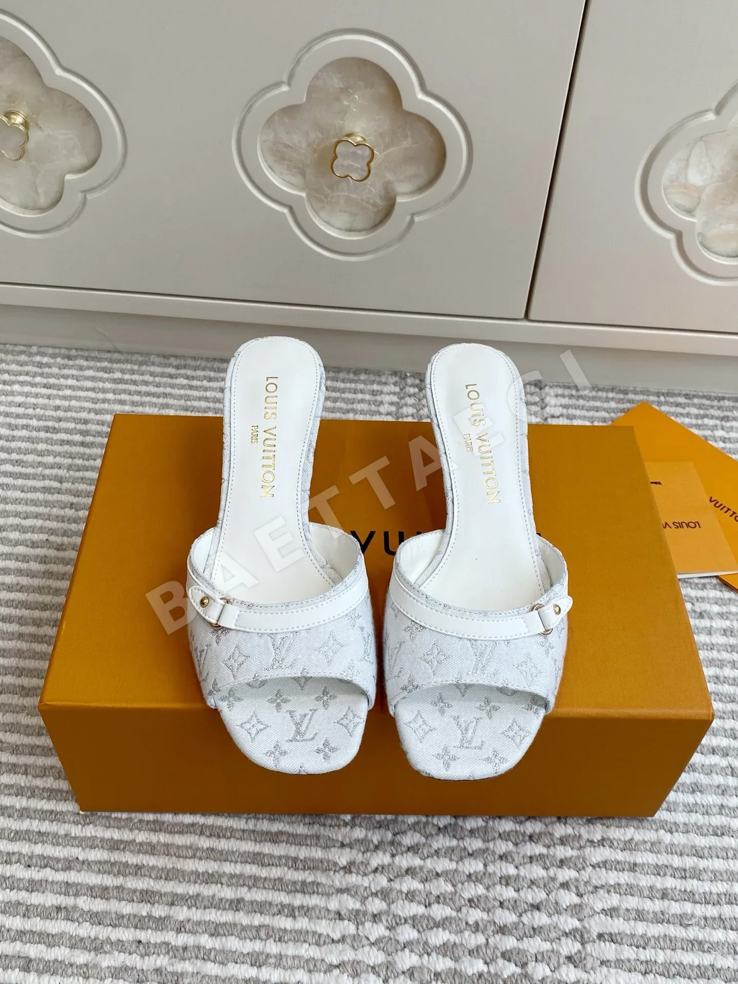 루이비통 모노그램 LV 키티 힐 뮬 41837