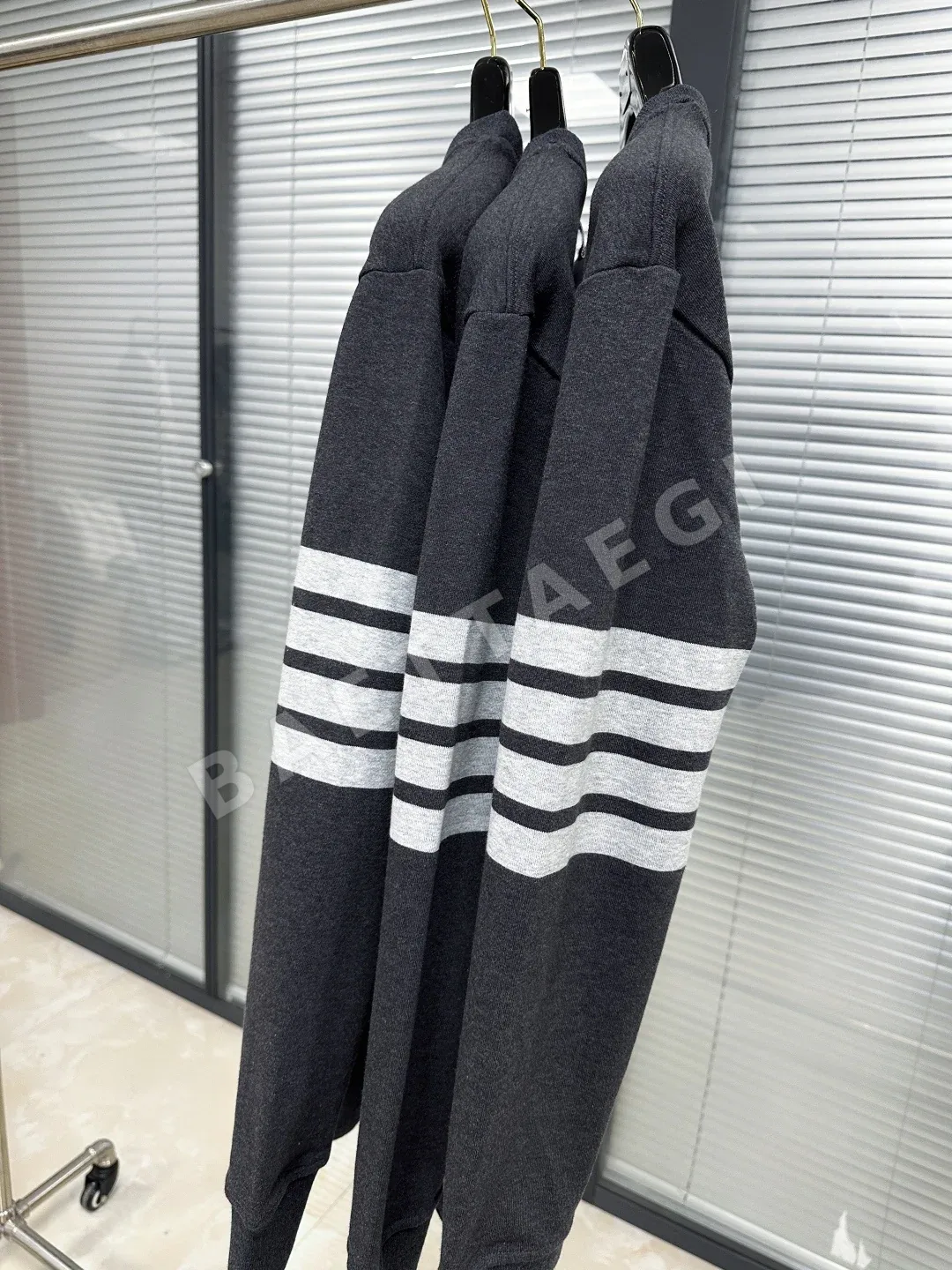 톰브라운 여성 긴팔 크루넥 티셔츠 상세 이미지 6