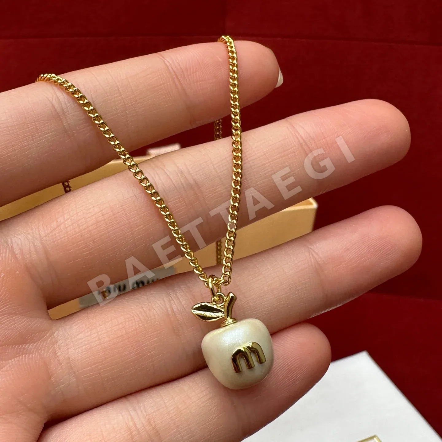 미우미우 화이트 펄 에나멜 사과 목걸이 상세 이미지 4