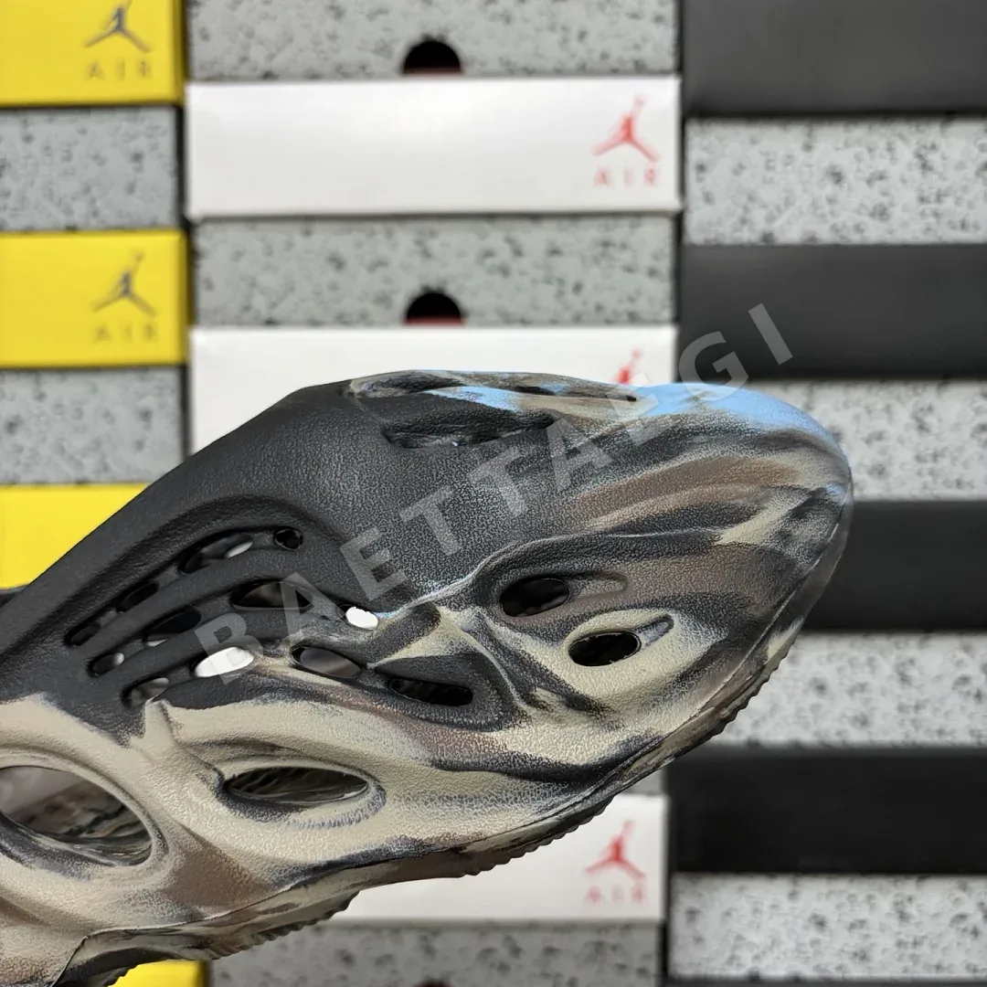 아디다스 [LW] 이지 폼 RNR MX ID4126 200647 Adidas Yeezy Foam RNR MX Cinder 상세 이미지 4