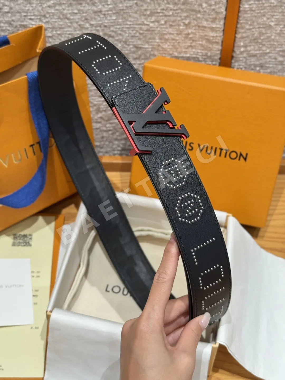 루이비통 디멘션 로카빌리 스터드 40mm 리버시블 벨트 상세 이미지 3