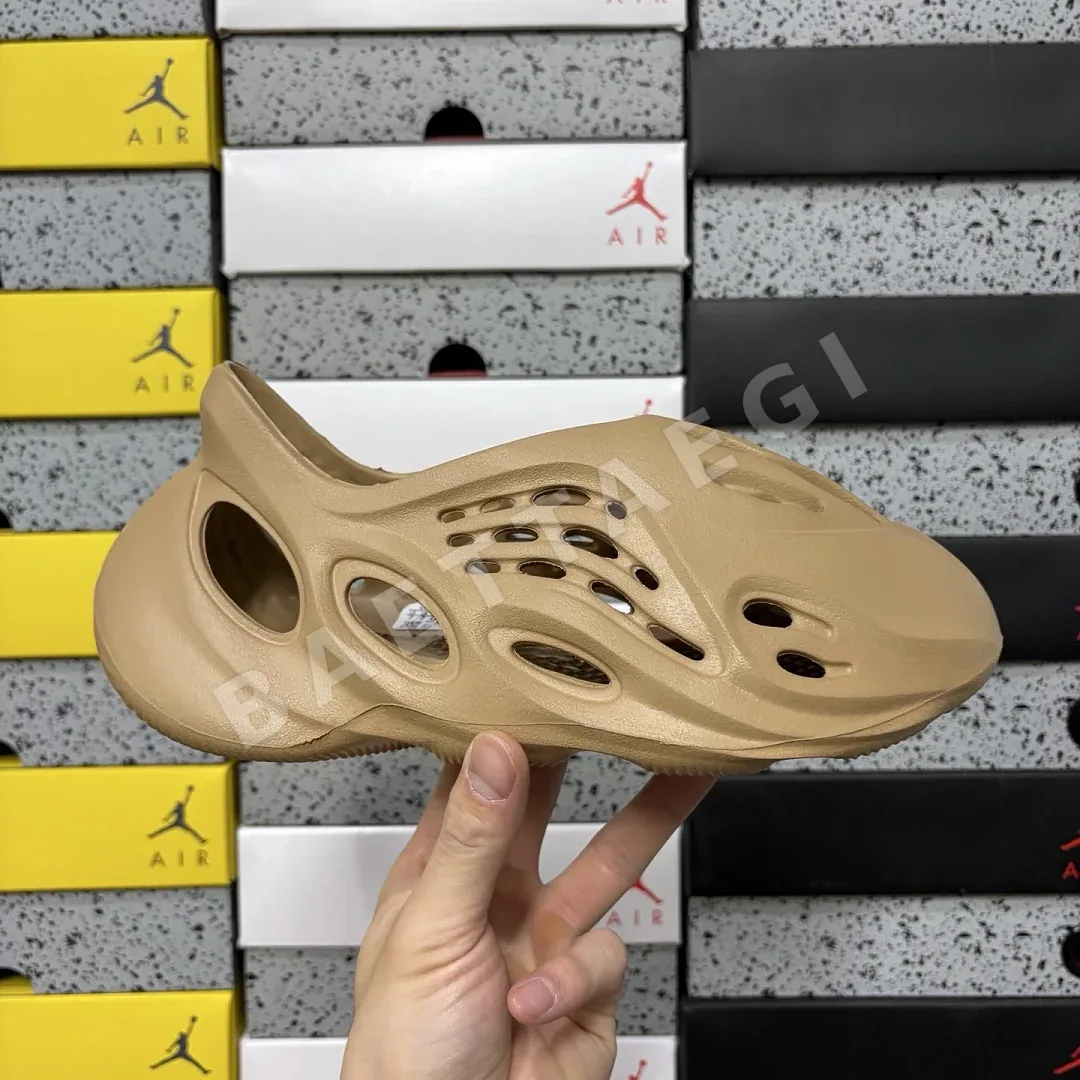 아디다스 [LW] 이지 폼 RNNR GW3354 200646 Adidas Yeezy Foam RNNR Ochre 상세 이미지 2