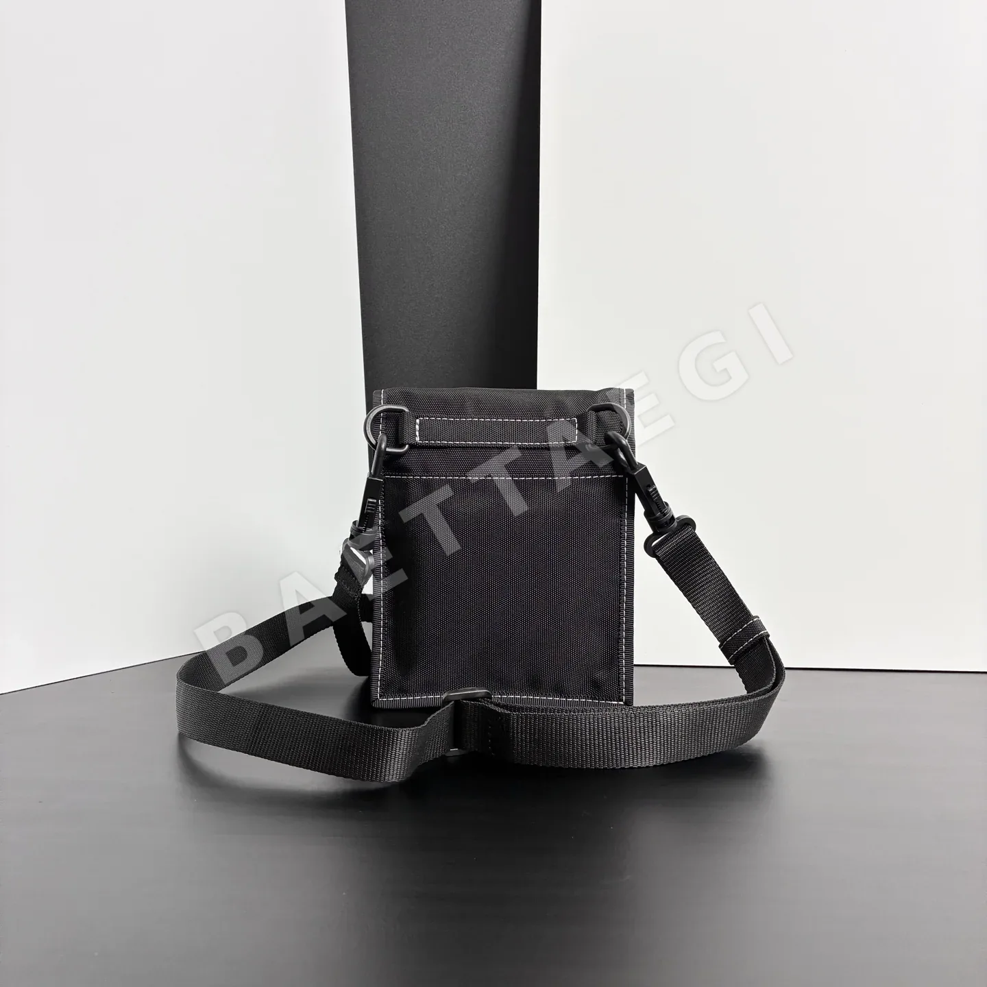 발렌시아가 나일론 크로스보디백 상세 이미지 6