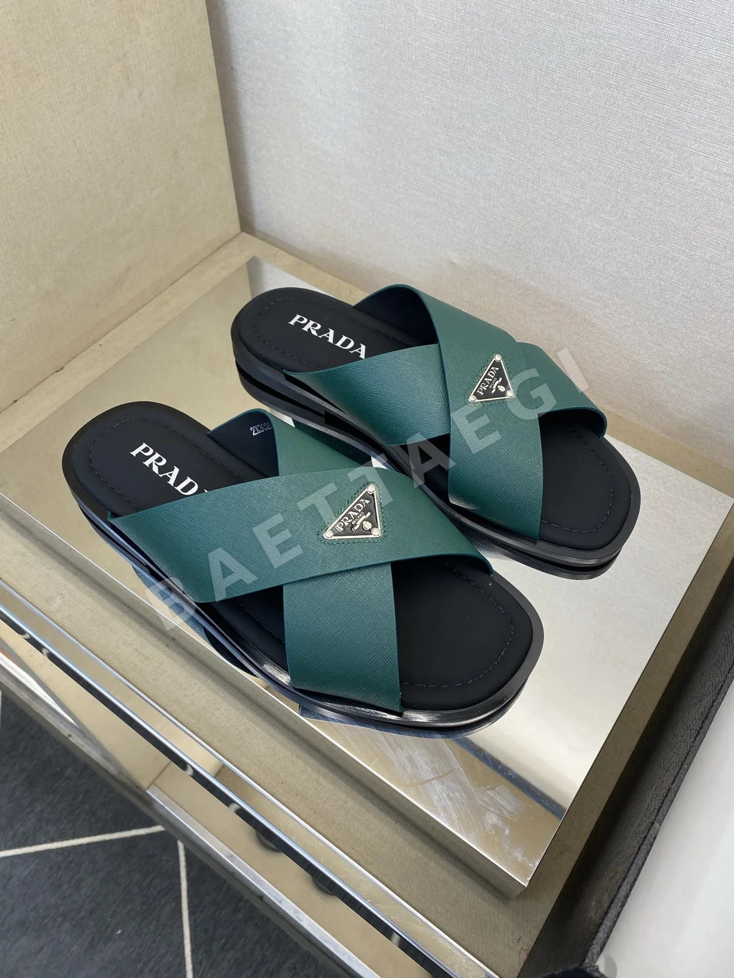 프라다 남성 가죽 슬리퍼 상세 이미지 3