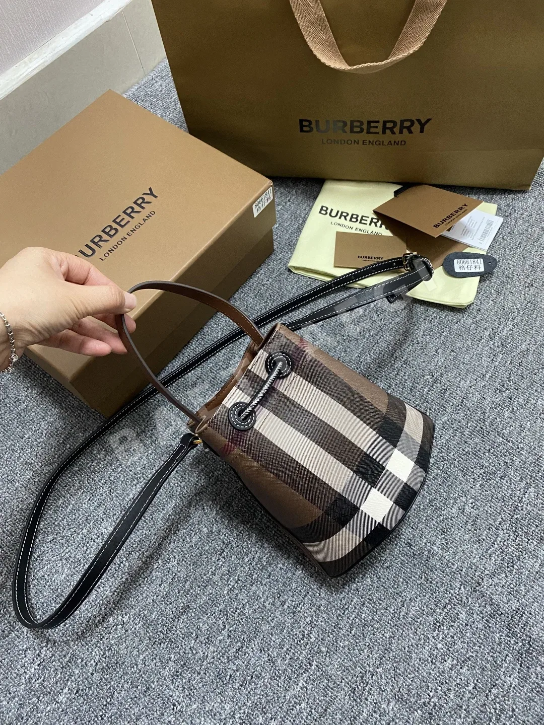 버버리 미니 버킷백 상세 이미지 3
