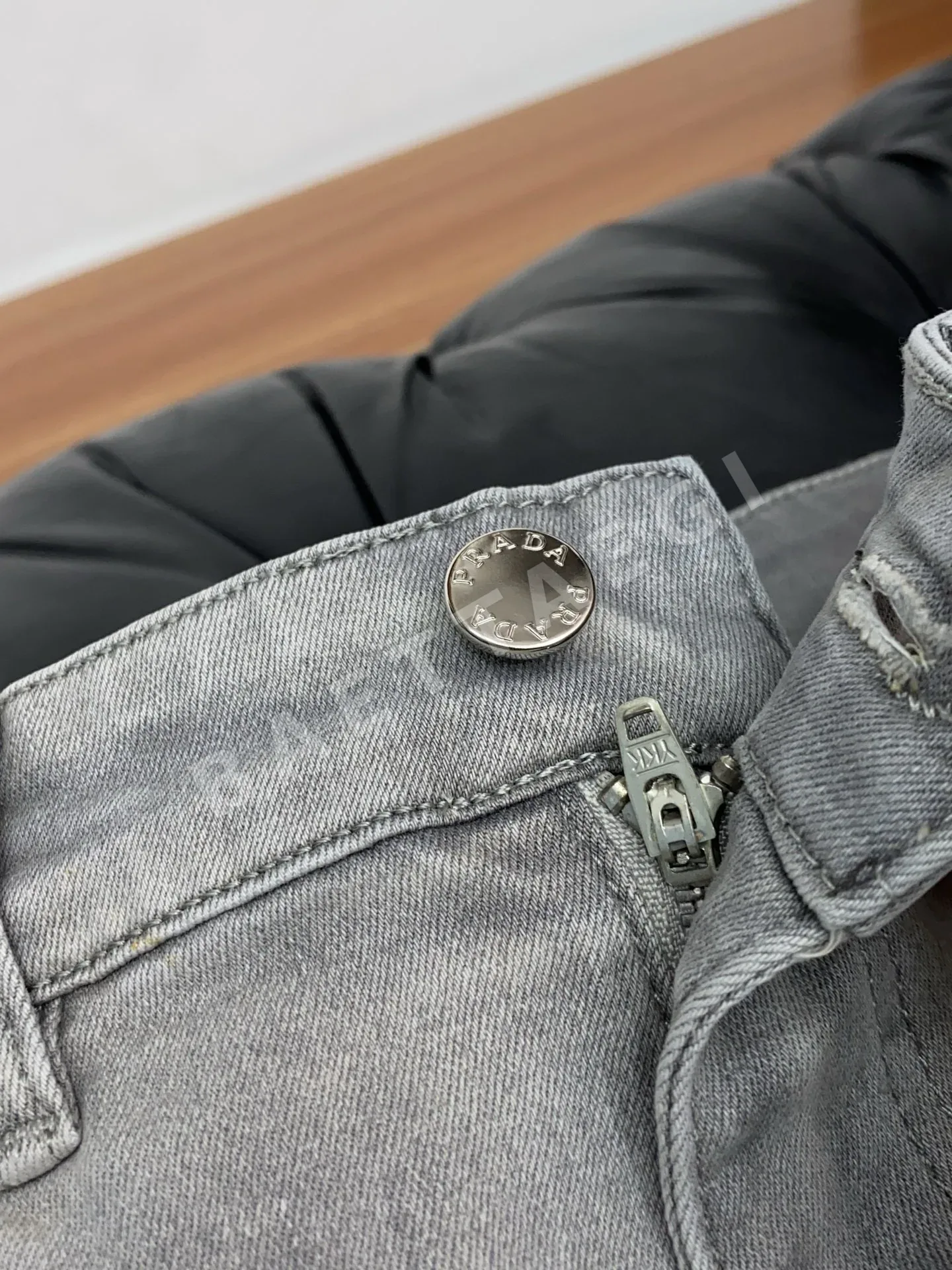 프라다 데님 남성 바지 상세 이미지 4