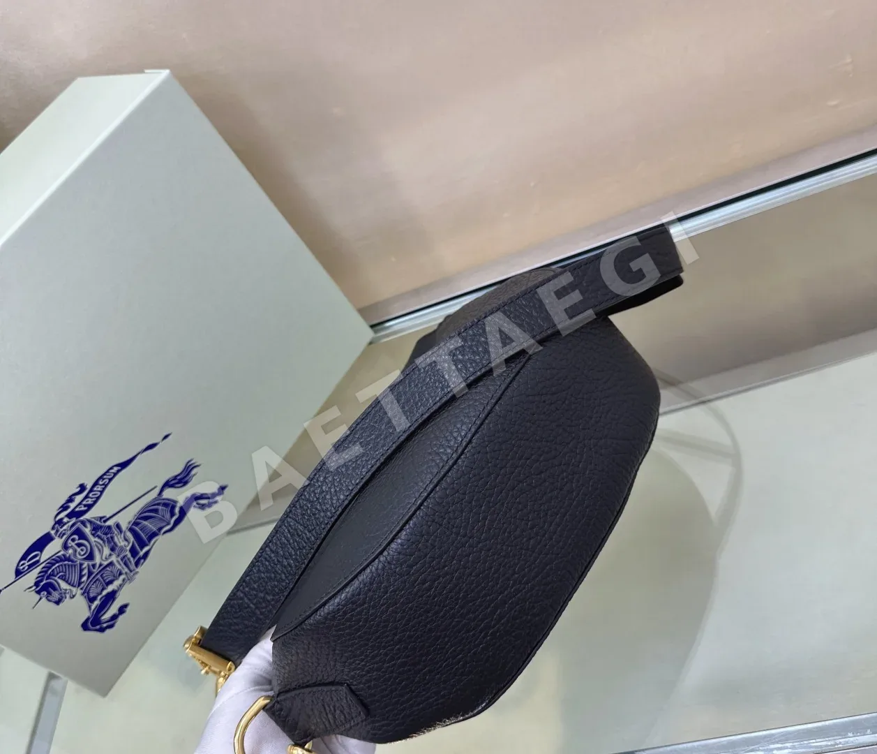 버버리 그레인드 카프스킨 나이트 워리어 숄더백 상세 이미지 9
