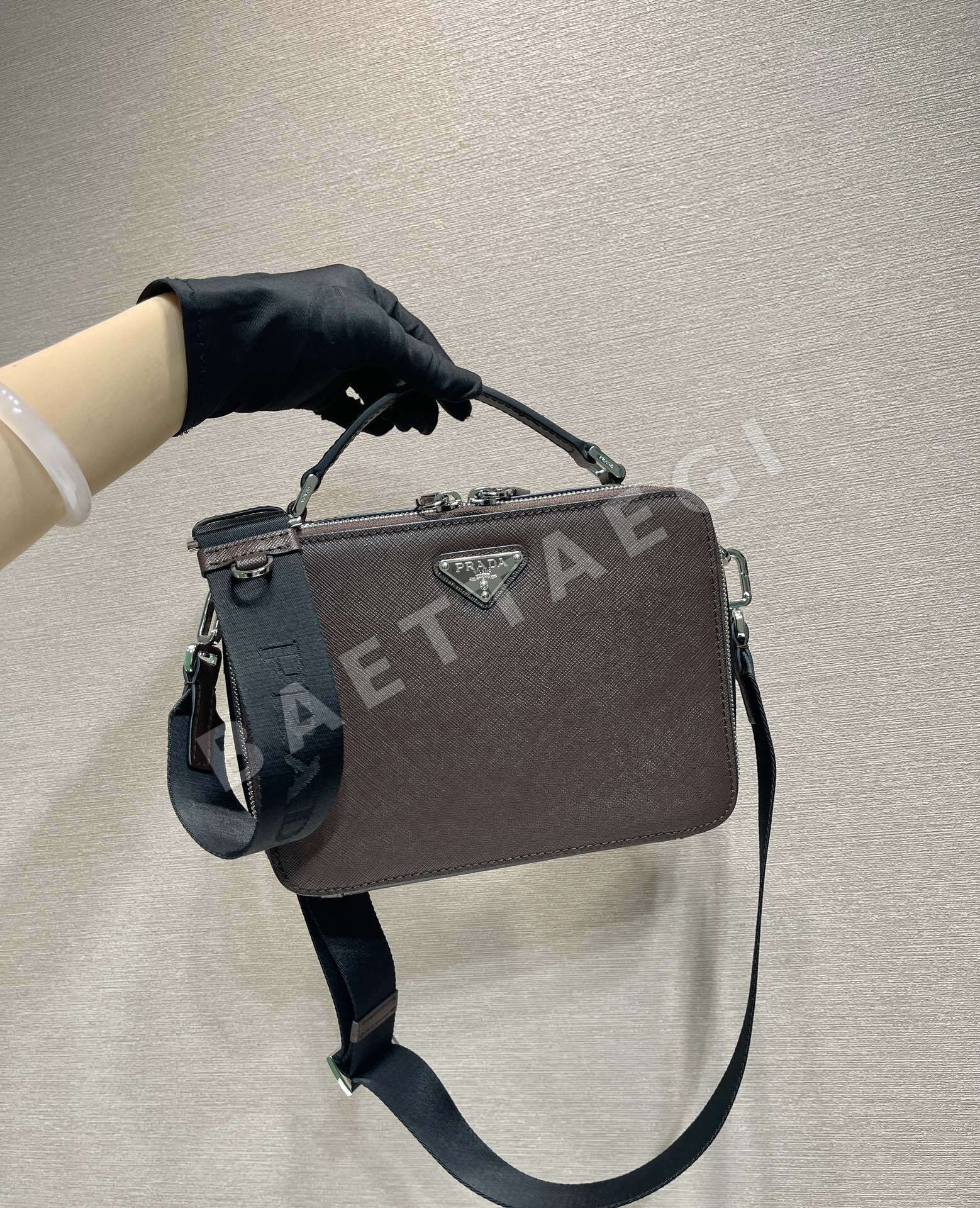 프라다 사피아노 가죽 브릭 핸드백 2VH069 66822