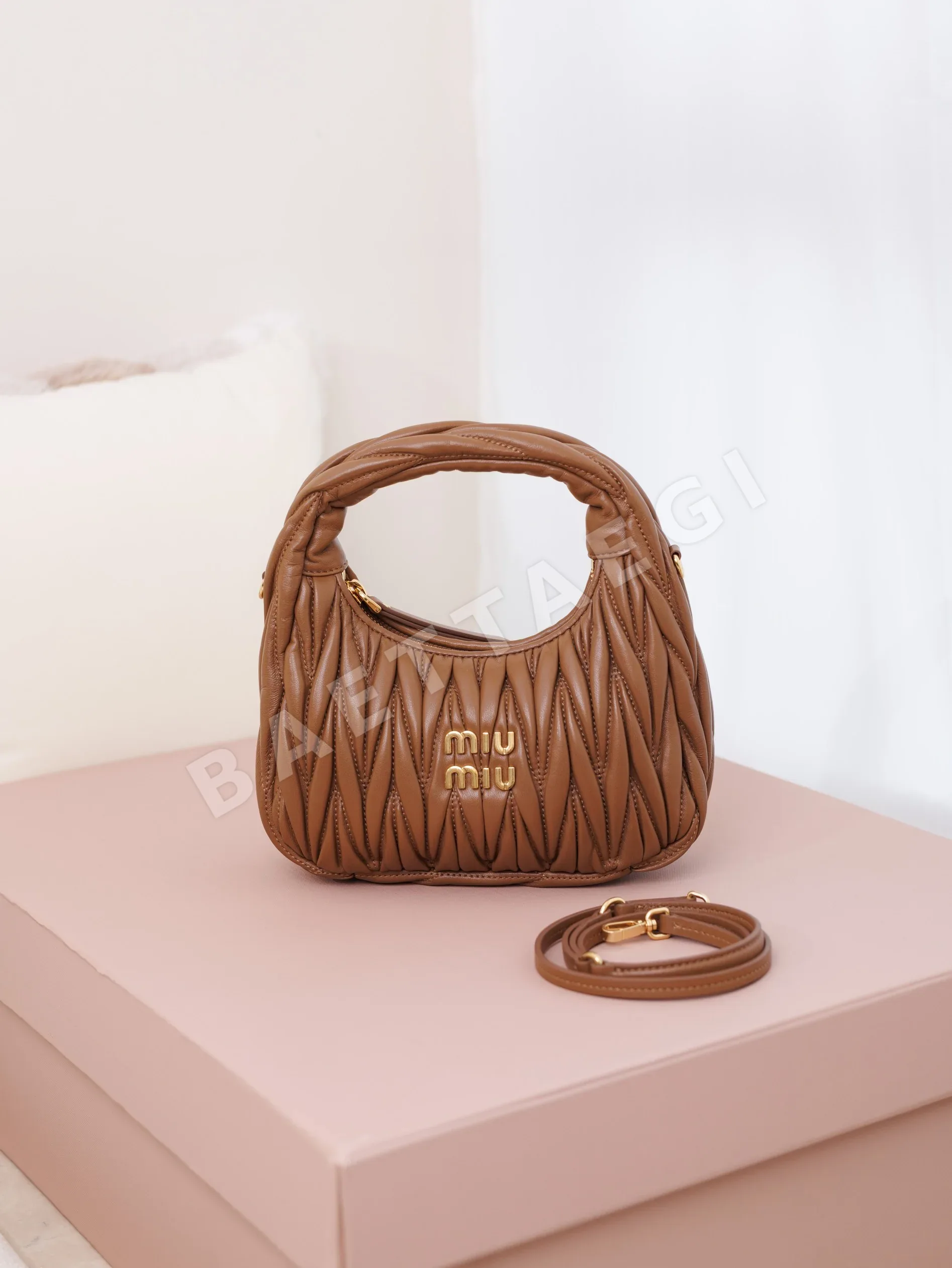 미우미우 코냑 레더 스몰 핸드백 68748