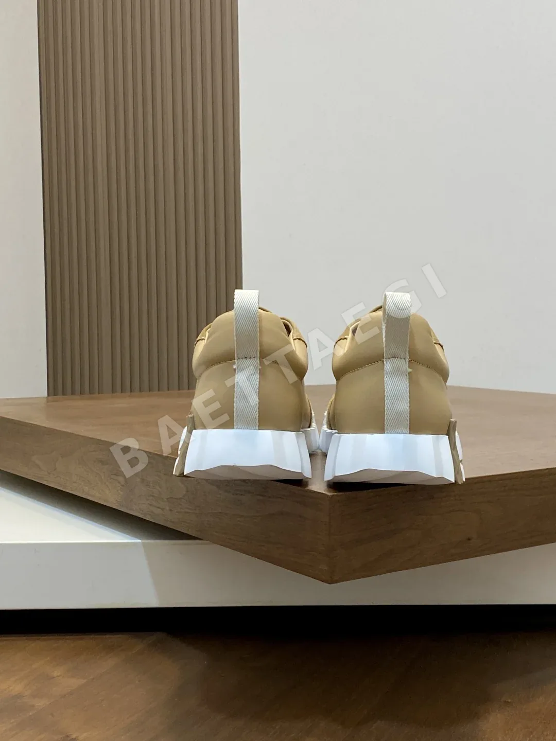 에르메스 바운싱 스니커즈 블랙 가죽 대조 패턴 고무 인서트 상세 이미지 8