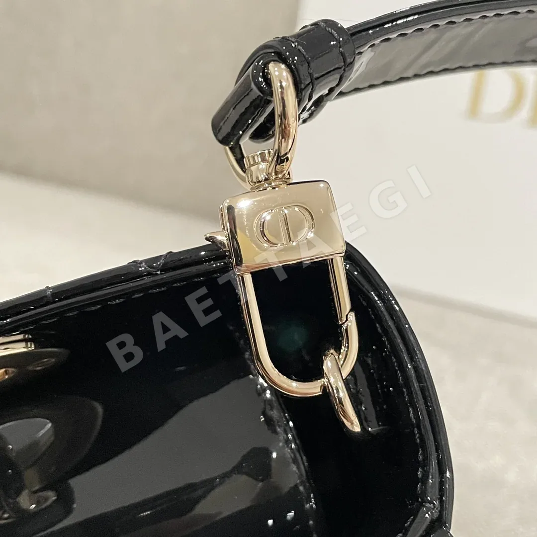 디올 레이디 디 조이 스몰 백 블랙 페이턴트 카프스킨 숄더백 상세 이미지 8