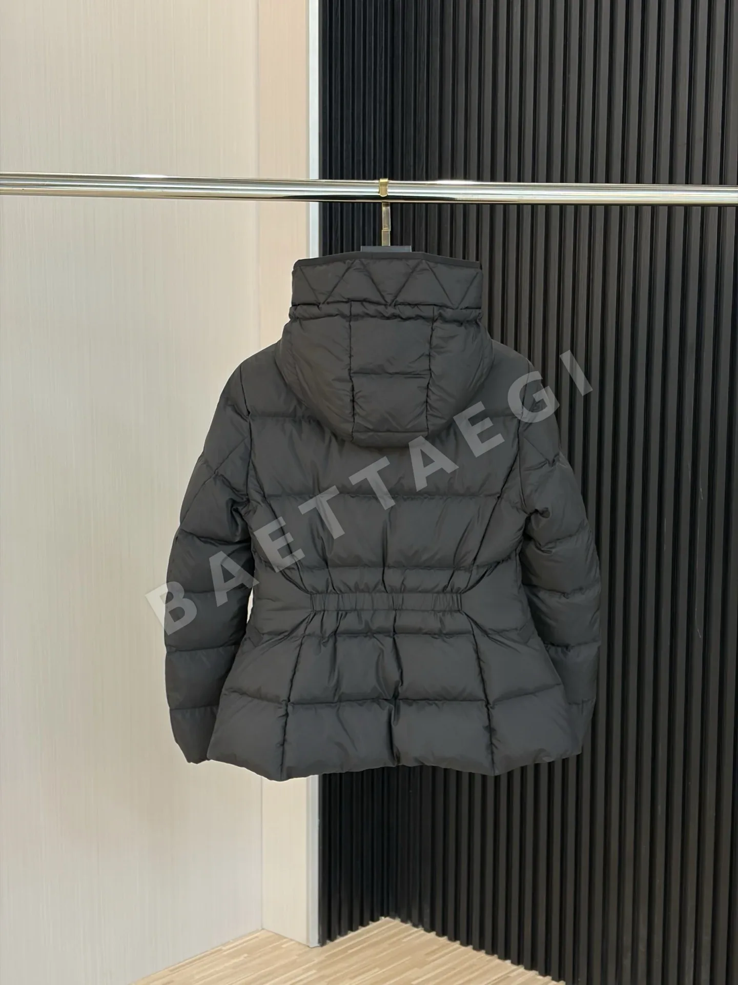 몽클레르 아보체 쇼트 다운 자켓 블랙 상세 이미지 4