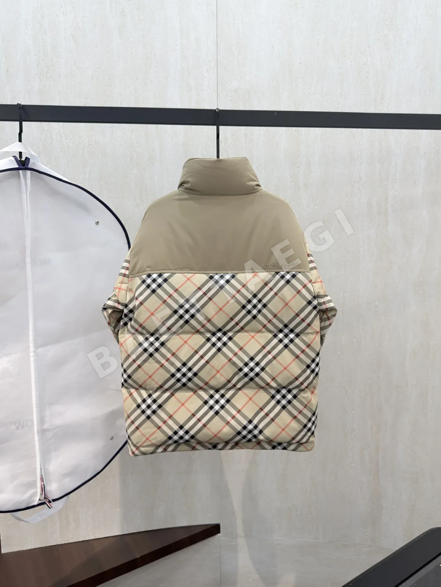버버리 남성 화이트 덕다운 패딩 상세 이미지 9