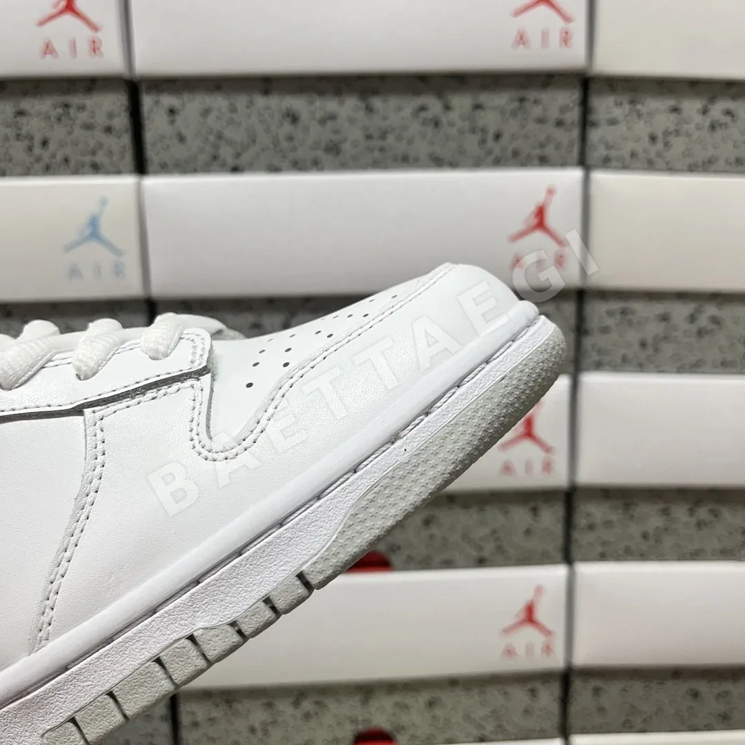나이키 [M] SB 덩크 로우 HQ8487-100 201049 Nike SB Dunk Low Supreme 94 White Metallic 상세 이미지 9