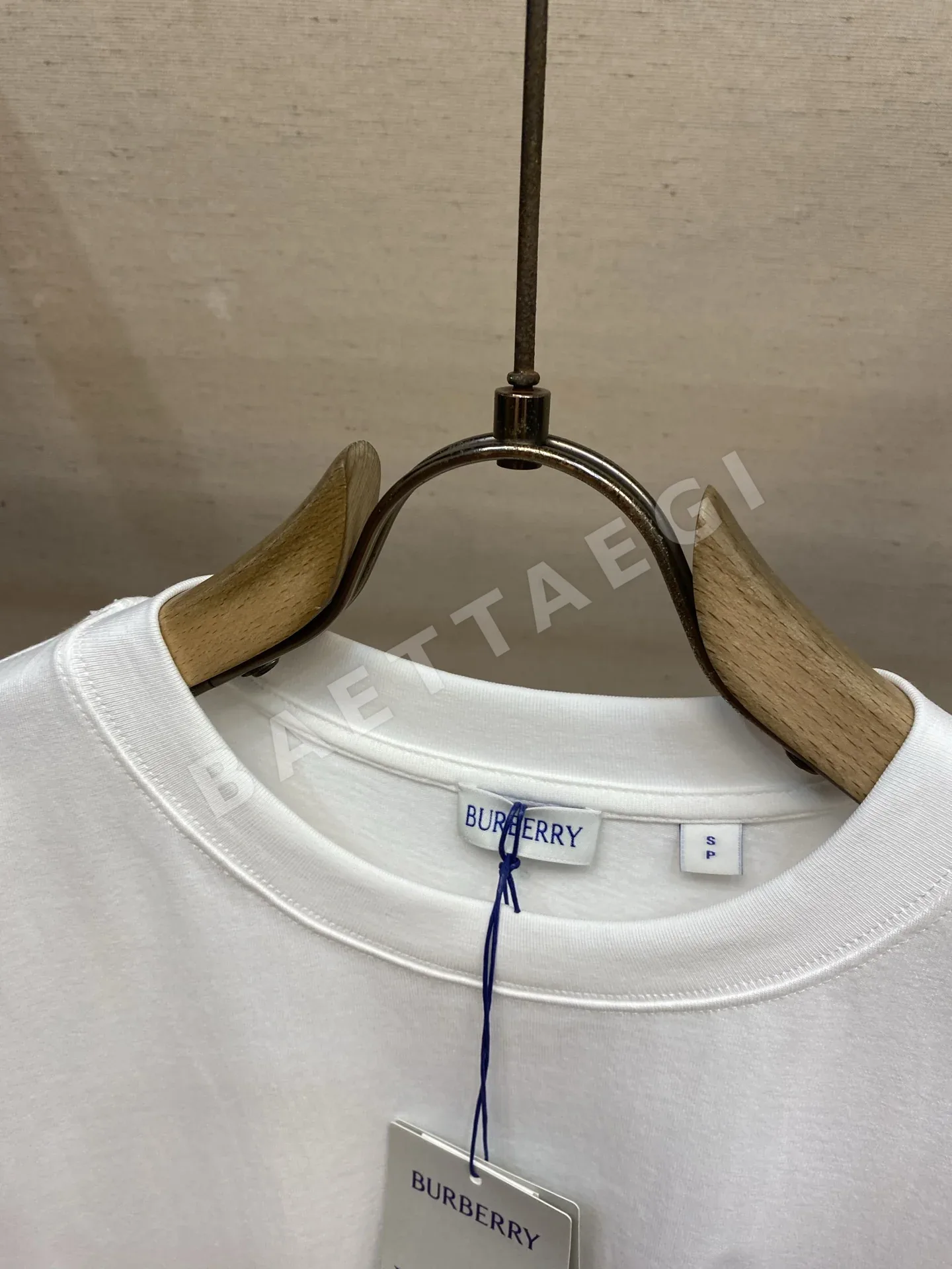버버리 필기체 로고 자수 크루넥 남성 반팔 티셔츠 상세 이미지 4
