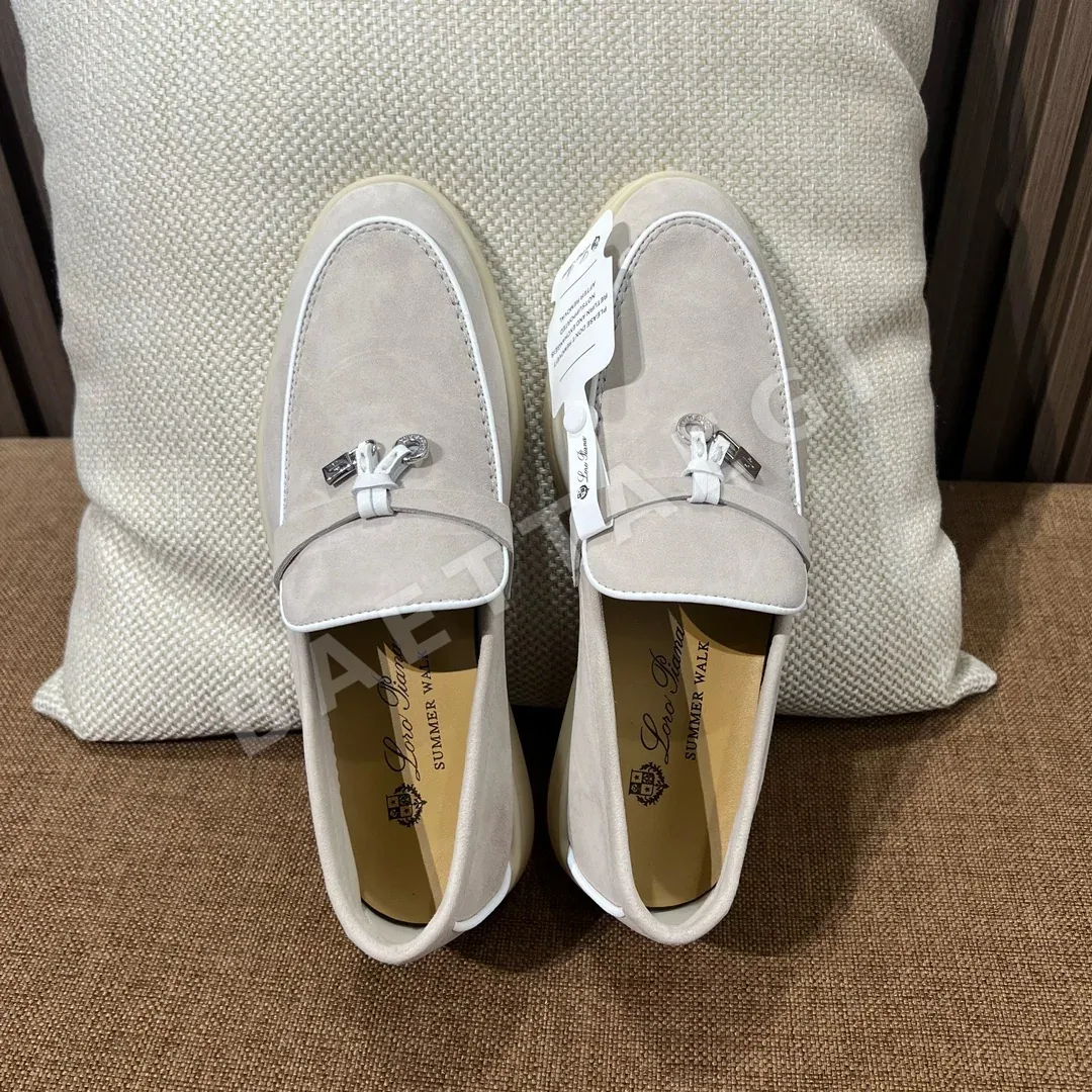 로로피아나 회색 파이핑 로퍼 9810