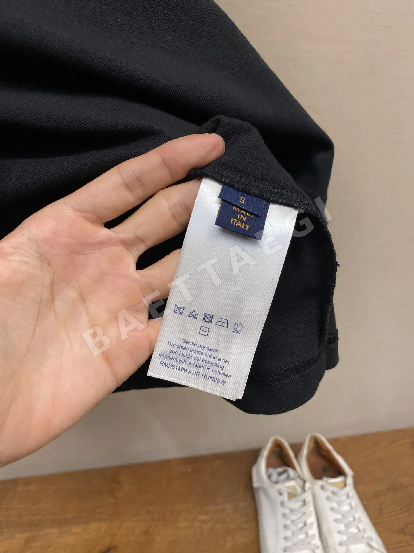 루이비통 스터드 그라데이션 로고 남성 반팔 티셔츠 상세 이미지 7