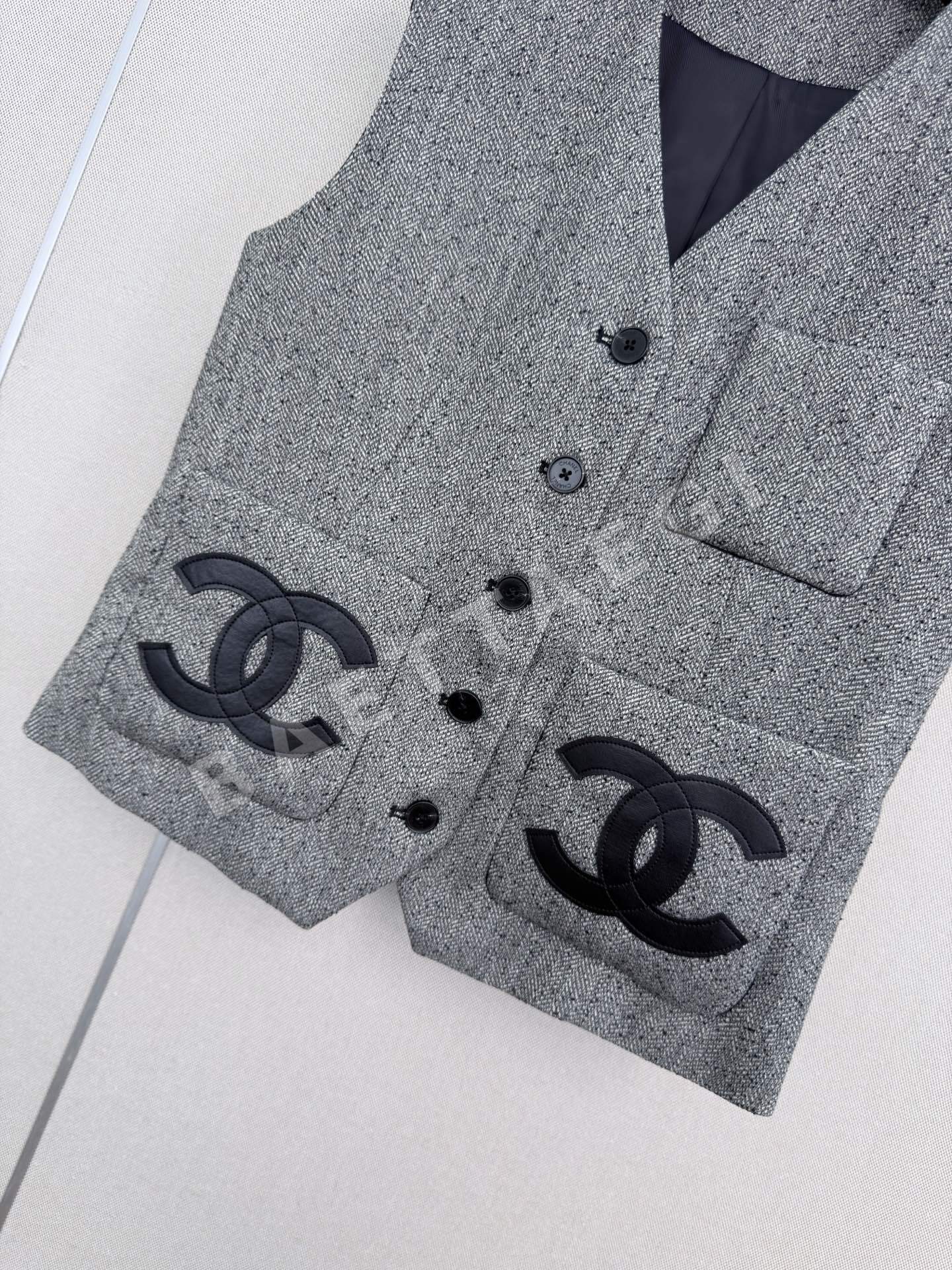 샤넬 더블 C 로고 포켓 베스트와 반바지 세트 상세 이미지 5