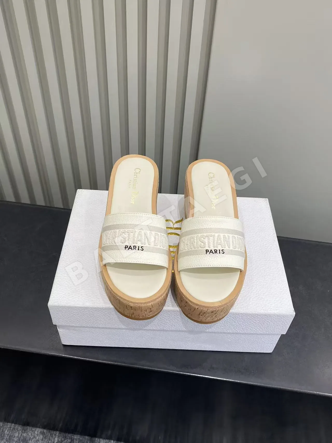 디올 자수 플랫폼 웨지 샌들 상세 이미지 2