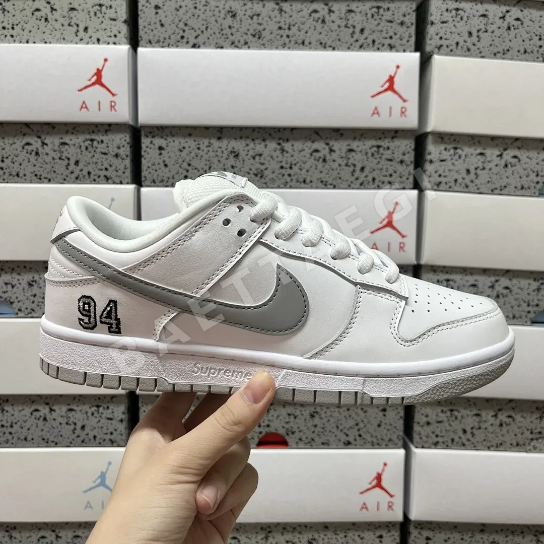 나이키 [AY] SB 덩크 로우 HQ8487-100 201034 Nike SB Dunk Low Supreme 94 White Metallic 상세 이미지 3
