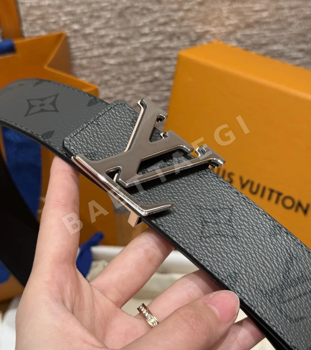 루이비통 이니셜 버클 리버시블 벨트 40mm 상세 이미지 4