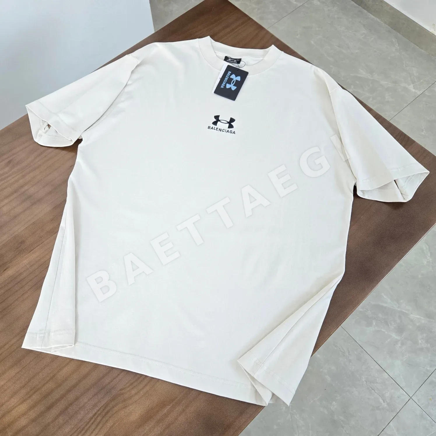 발렌시아가 자수 코튼 반팔 티셔츠