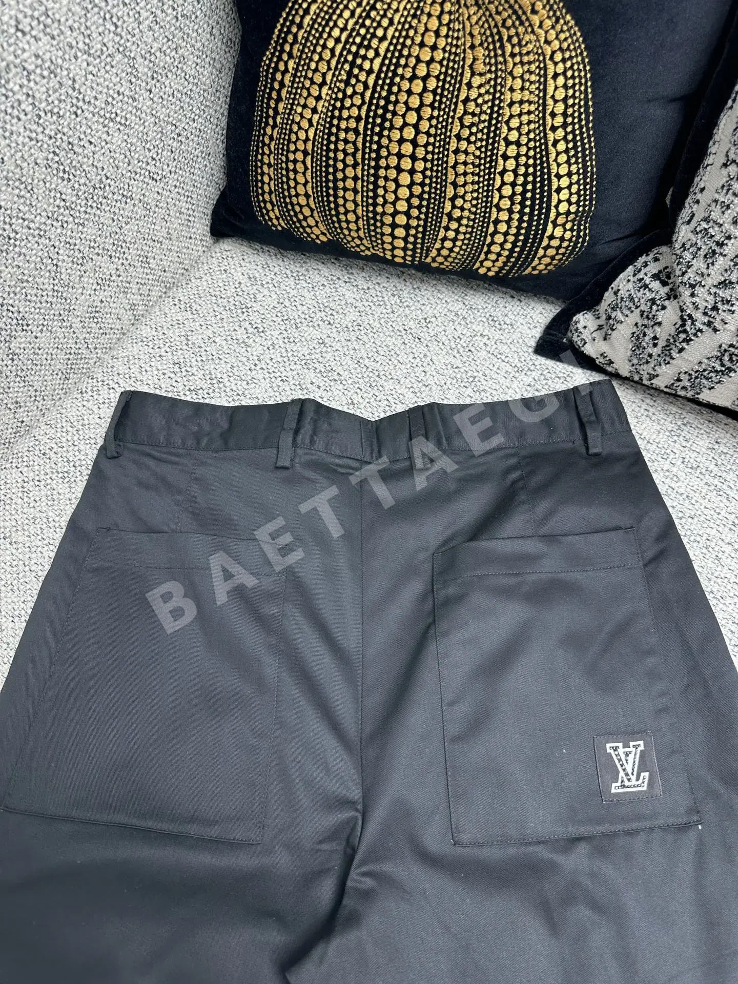 루이비통 필기체 로고 자수 캐주얼 남성 바지 상세 이미지 8