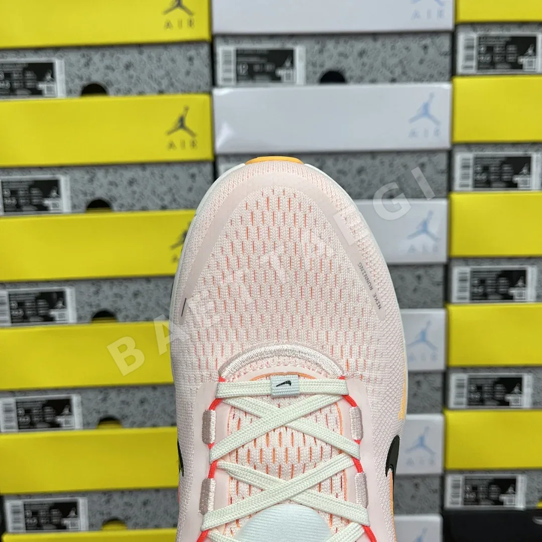 나이키 줌 보메로 18 HM6804-100 201095 Nike Zoom Vomero 18 상세 이미지 3