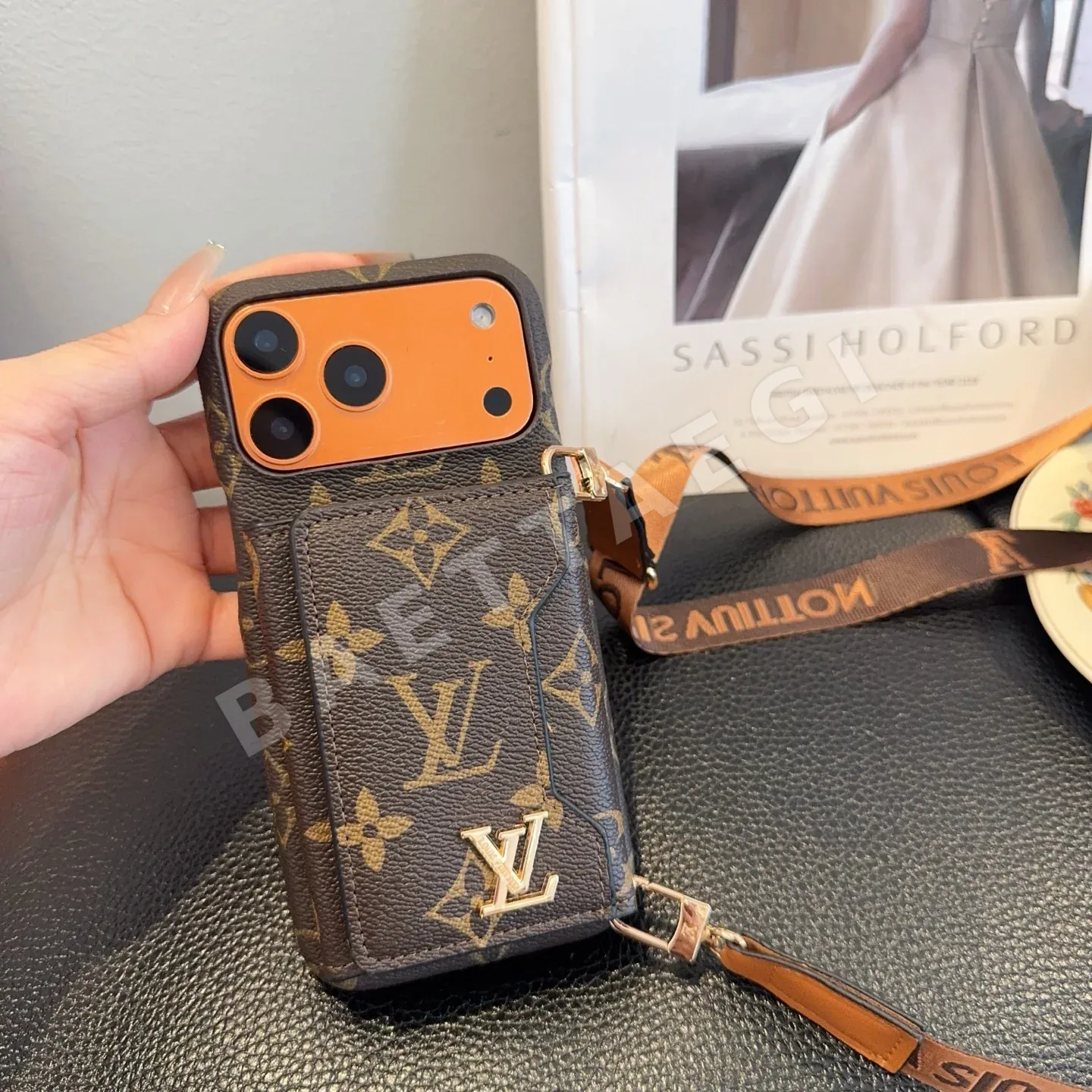 루이비통 LV 모노그램 크로스바디 카드 폰 케이스 상세 이미지 7