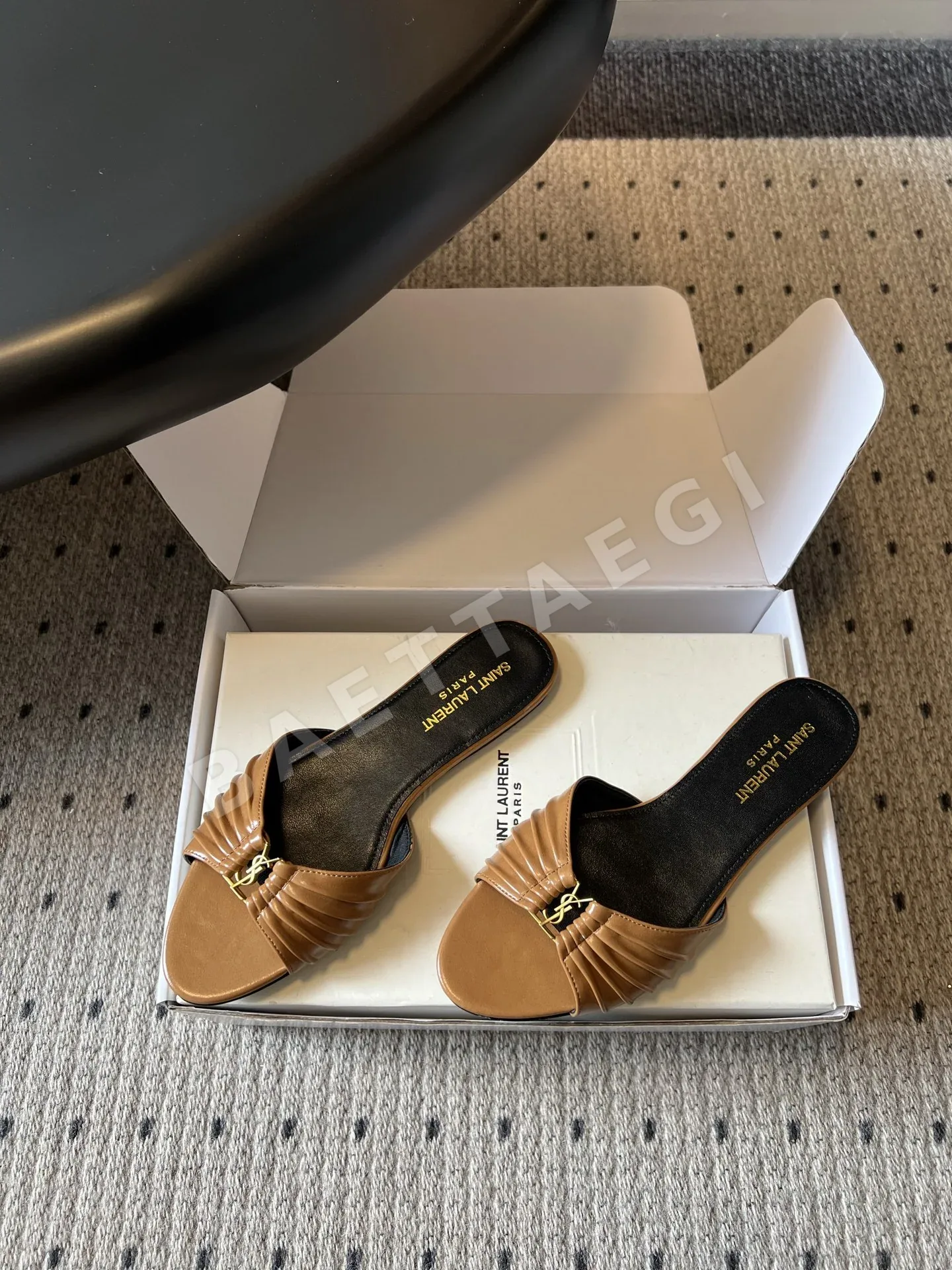 생로랑 플리츠 YSL 버클 플랫 샌들 상세 이미지 2