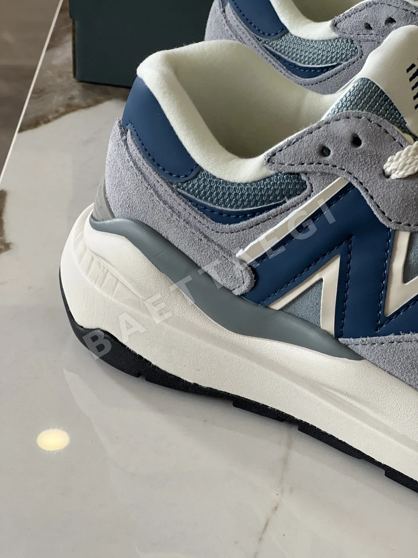 뉴발란스 M5740 스웨이드 배색 스니커즈 상세 이미지 5