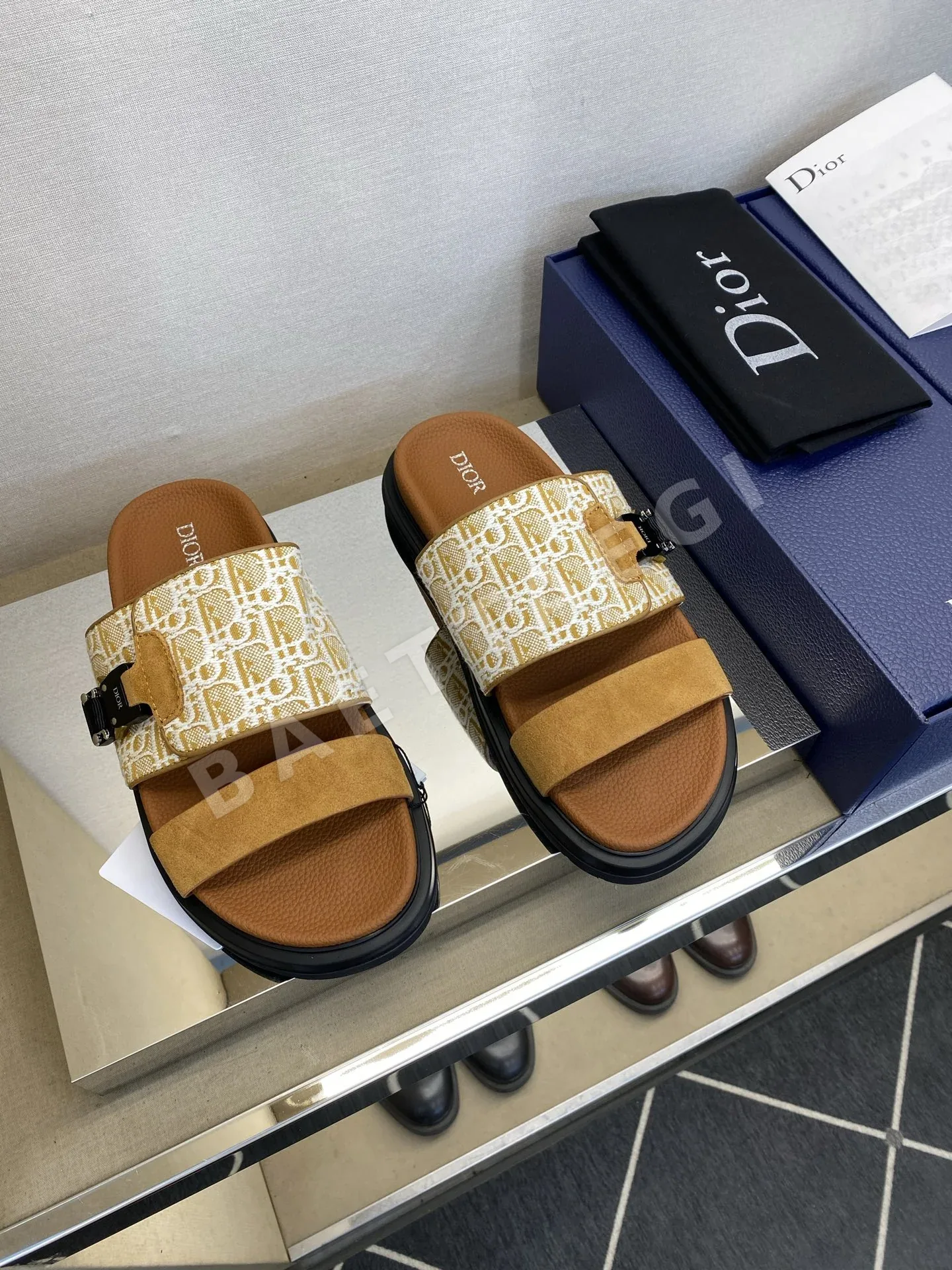디올 자수 캔버스 버클 남성 슬리퍼 134572