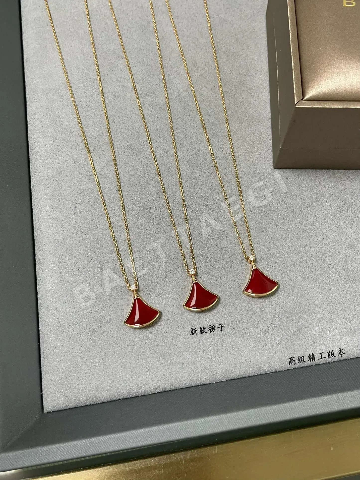 불가리 부채꼴 스커트 목걸이 상세 이미지 3