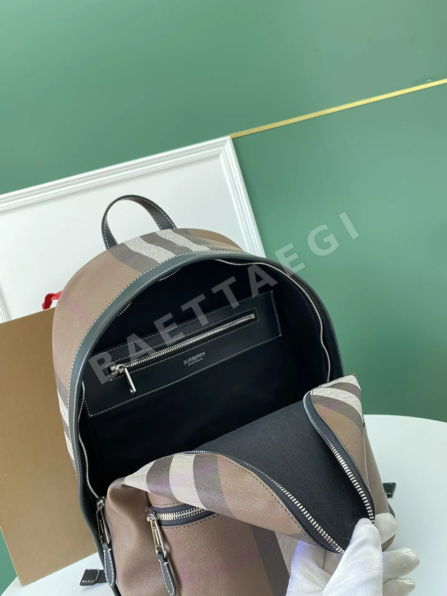 버버리 브라운 체크 캔버스 백팩 상세 이미지 5