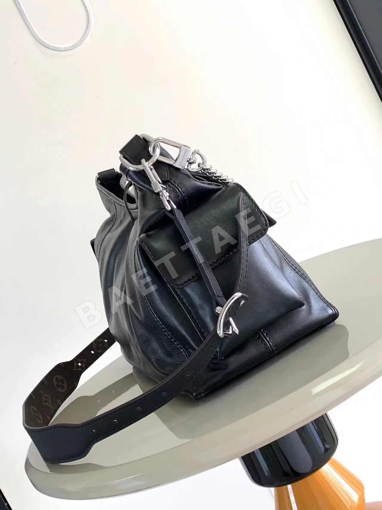 루이비통 캐리올 카고 스몰 송아지가죽 핸드백 상세 이미지 2