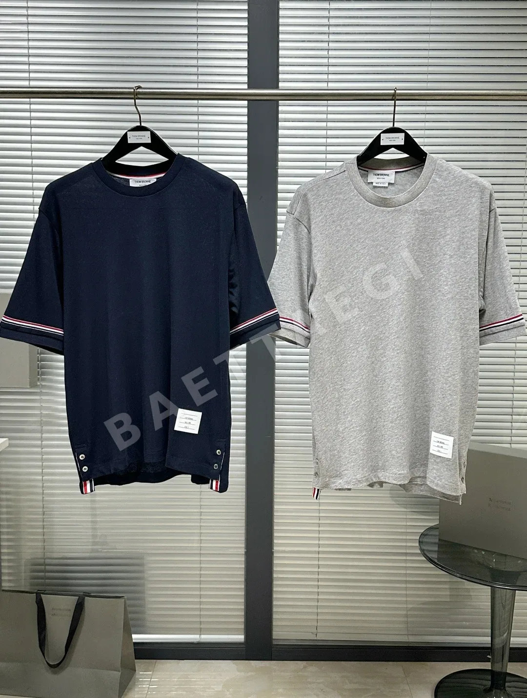 톰브라운 린넨면 혼방 컬러 트리밍 남성 반팔 티셔츠 상세 이미지 2