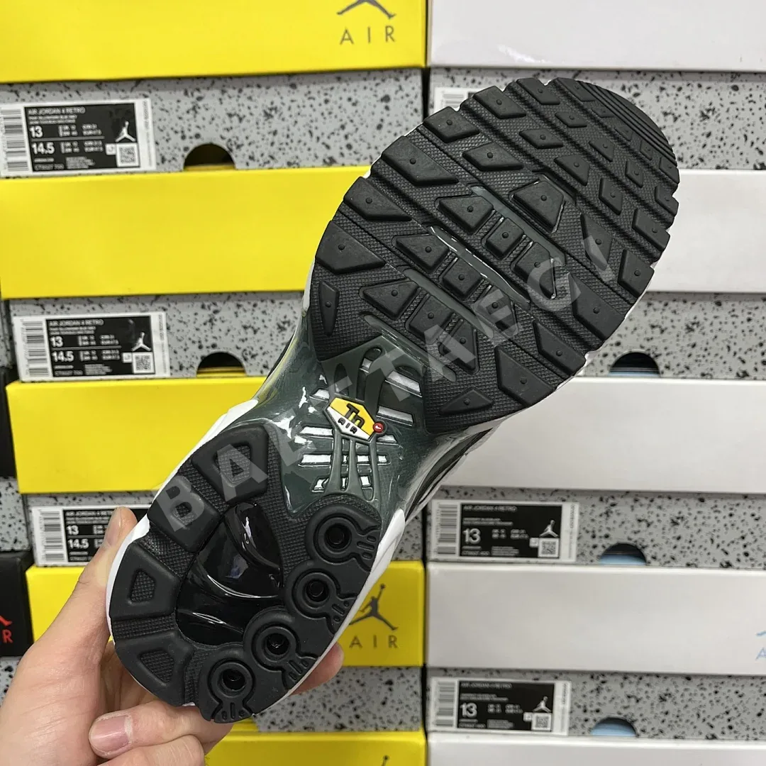 나이키 [DF] 에어 맥스 플러스 블랙 그린 FV6057-100 201066 Nike Air Max Plus 상세 이미지 4