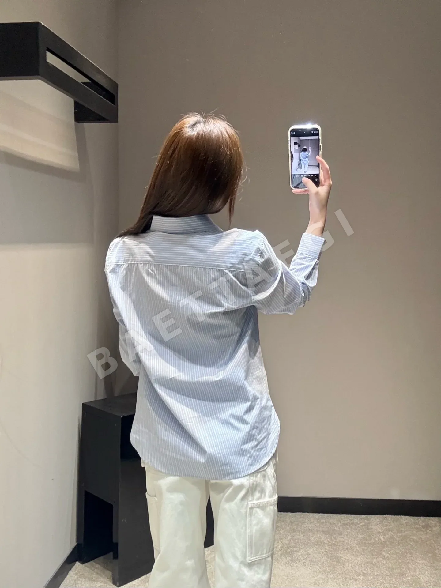 생로랑 로고 스트라이프 긴팔 셔츠 여성의류 상세 이미지 3