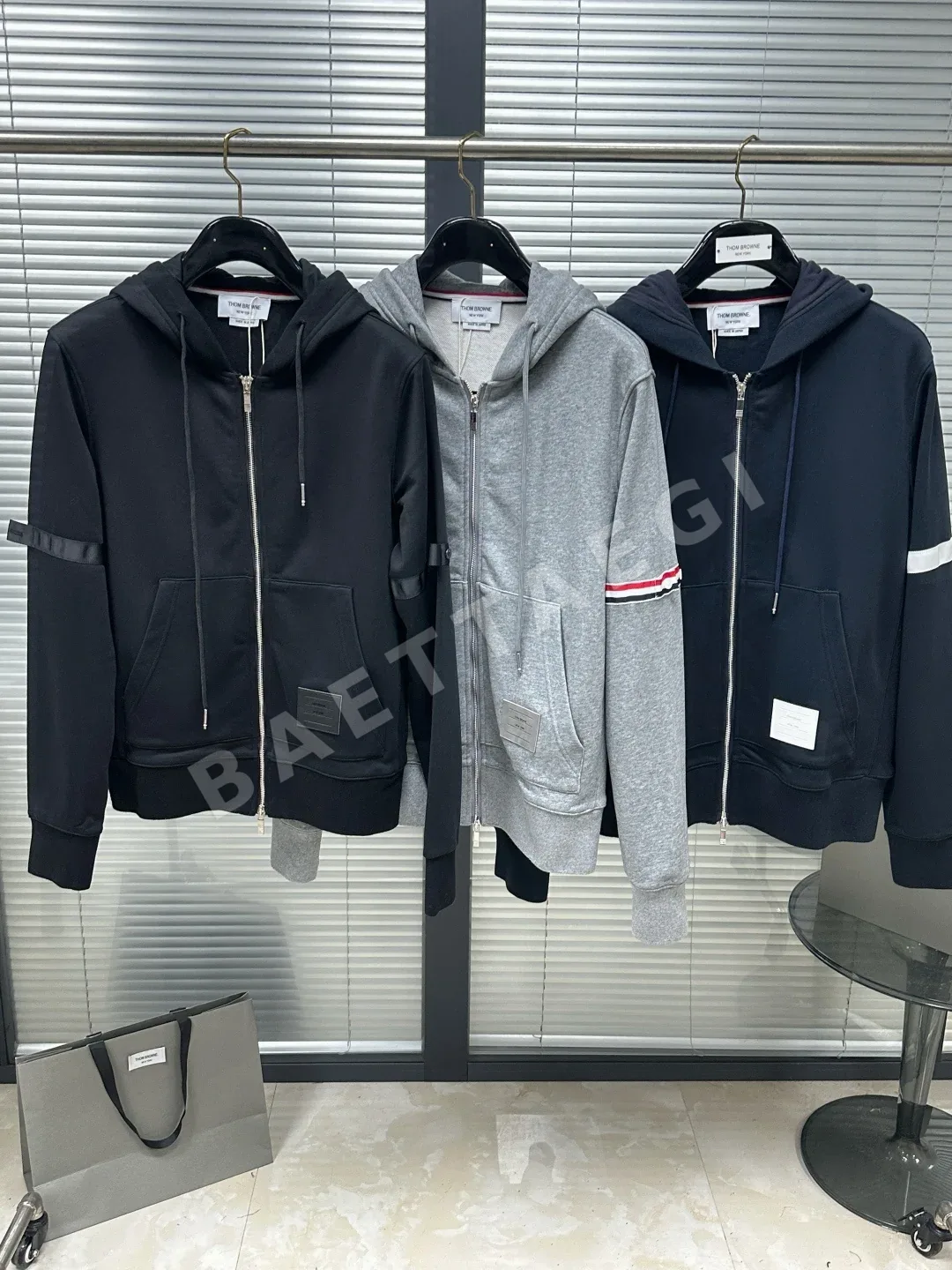 톰브라운 심플 가죽 라벨 후드 재킷 긴팔 상세 이미지 2