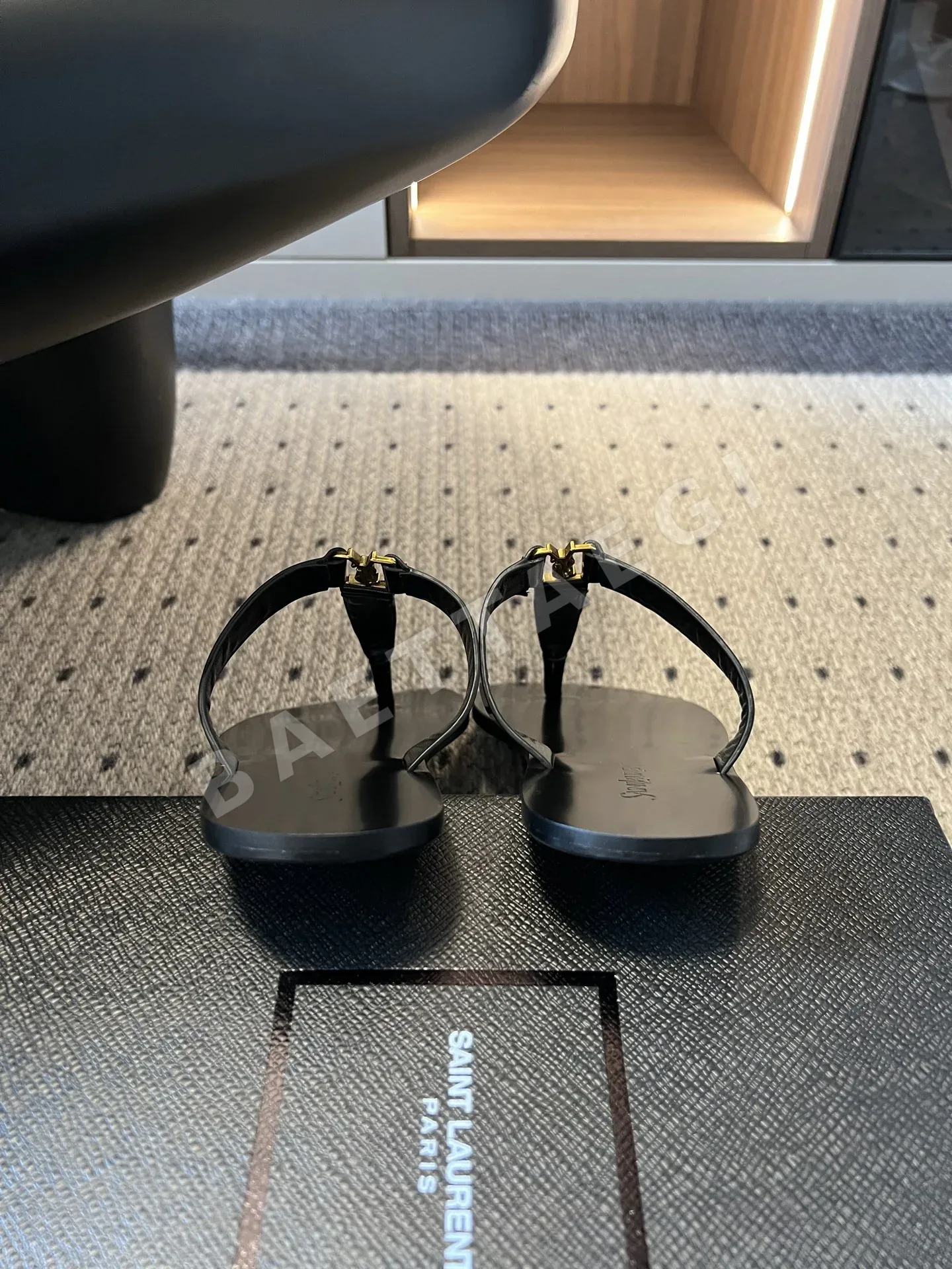 생로랑 YSL 메탈 로고 T 스트랩 플랫 샌들 상세 이미지 9