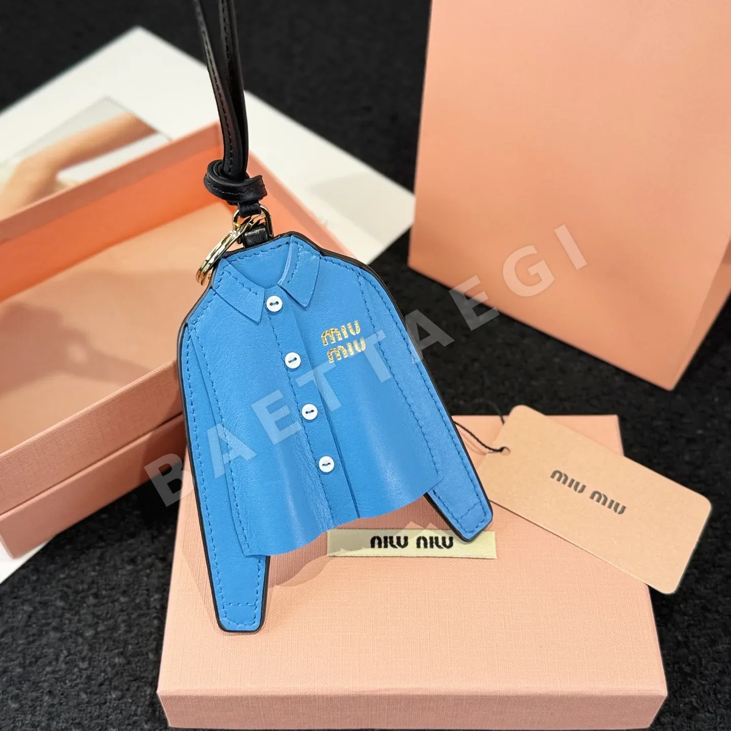 미우미우 가죽 블루 셔츠 키링 상세 이미지 6