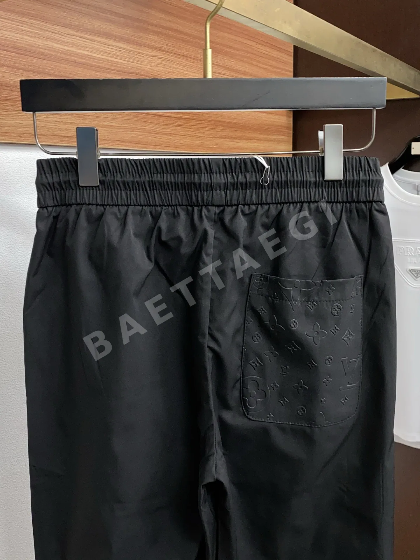 루이비통 로고 장식 텐셀 코튼 남성 바지 상세 이미지 9