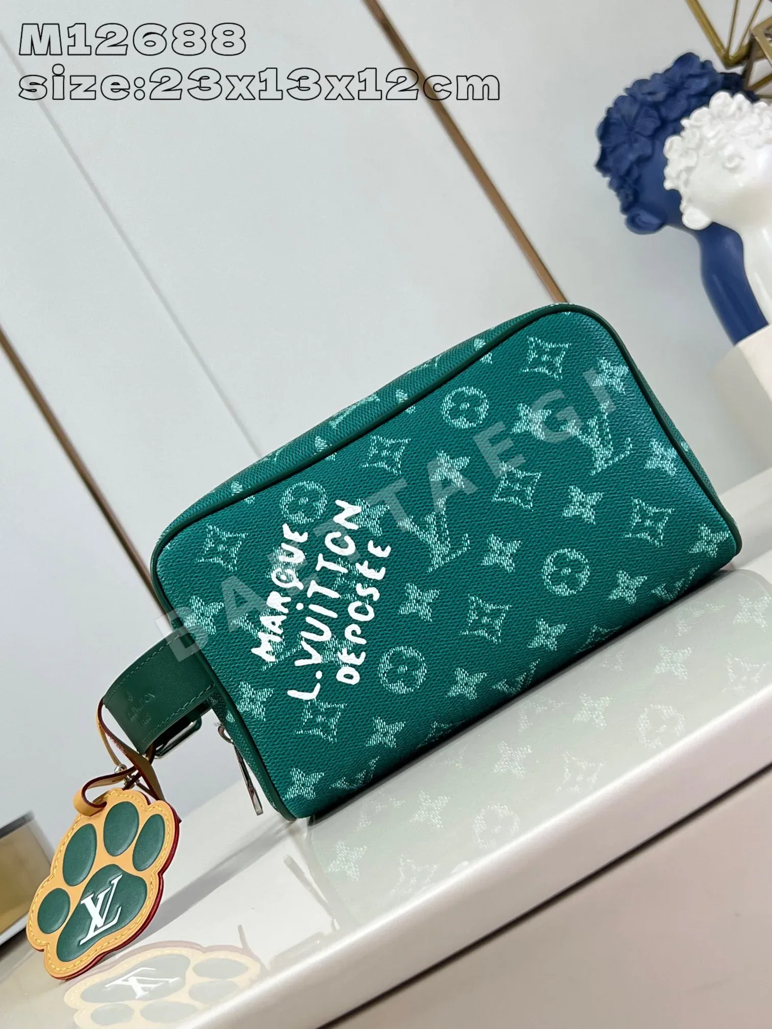 루이비통 M12688 락커 도프 키트 세면도구 가방은 모노그램 캔버스로 제작되어